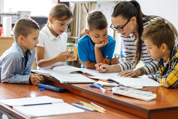 Intervento DSA Disturbi Specifici dell'Apprendimento Gruppo di bambini che lavorano con tutor apprendimento dislessia disgrafia disortografia discalculia